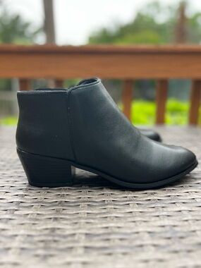 NWOT Amazon Essentials Black Low Heel Ankle Booties